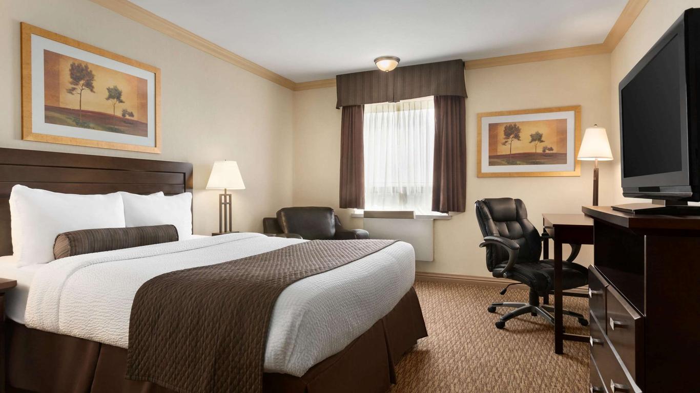 Days Inn & Suites by Wyndham Sault Ste. Marie ON