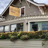 Pet Friendly, Cozy Orchard House, blocks from the University of Oregon