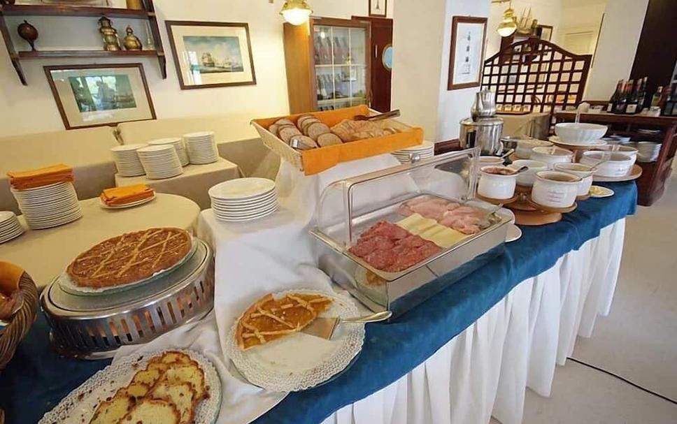 Buffet Photo