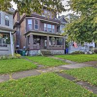 2 Mi to Peace Bridge Victorian-Style Apartment